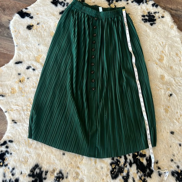 Green pleated skirt - Picture 2 of 7